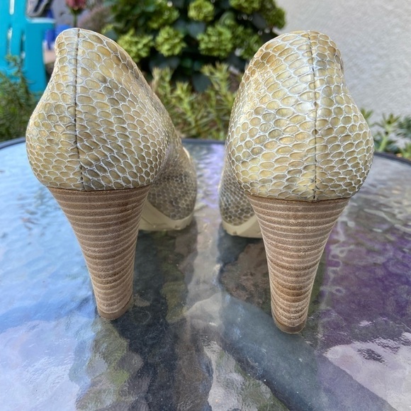 Aquatalia Rio-V Peep Toe Pumps, 7.5 - Picture 5 of 11